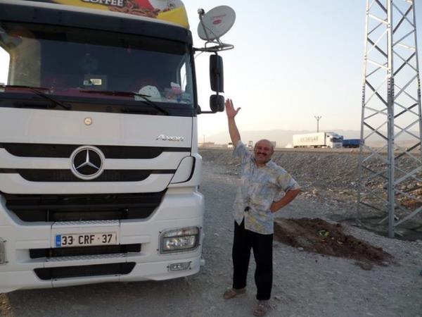 Src Kele, gnn byk bir blmn yollarda geirdiini belirterek, verdii dinlenme aralarnda televizyon izlemek iin aracna anak anten monte ettirdiini kaydetti.