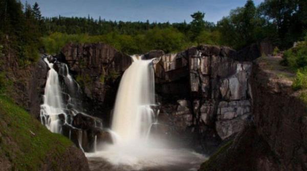 Minnesota'da kayalardan oluan byk bir bolua akan bir akarsu bulunuyor. Ping Pong toplar ve boya ile bu suyun nereye gittiini bulmaya alan bilim adamlar henz baarl olamad.