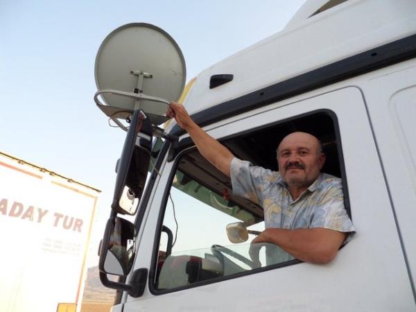 Irak'a yk tarken Silopi ilesi yaknlarndaki Habur Snr Kaps'ndan geilerinde eitli nedenlerle oluan kuyruk yznden uzun sre beklemek zorunda kalan tr srcs Mehmet Kele, aracna anak anten taktrarak, bo zamanlarnda televizyon izliyor