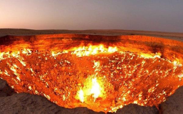 1971'de bilim insanlar doal gaz reten bir g sadece birka gn yanacan dnerek atee verdi. Gnmzde bu gk 'Cehennemin Kaps' olarak adlandrlyor ve hala yanmaya devam ediyor.