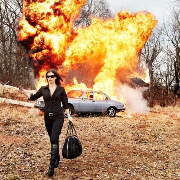 Bir arabann benzin deposuna gelebilecek bir kurun arabay patlatabilir.