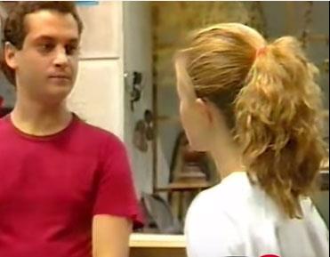 Deniz Yldz dizisinin Mustafa Beyi yllar nce Susam Soka'nda bir evin ilk iki merdivenine oturup gitar alard ad Hakan abiydi!