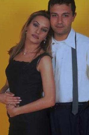 Cndbeyolu'nun programdaki partneri Yaln Dmer'di. Usta oyuncu Ekrem Dmerin olu olan Yaln Dmer, 1965 doumlu.