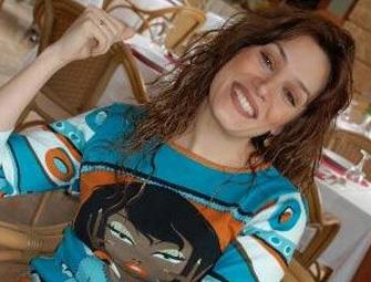 Ebru Cndbeyolu da bir sabah ekeriydi. 1974 doumlu Cndbeyolu, 1993'te Trkiye drdnc gzeli seildi. Annesi Hlya Cndbeyolu da 1970 ylnda Trkiye drnc gzeli unvann almt.