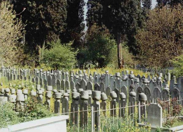 En eski ve byk mezarlk: Karacaahmet Mezarl