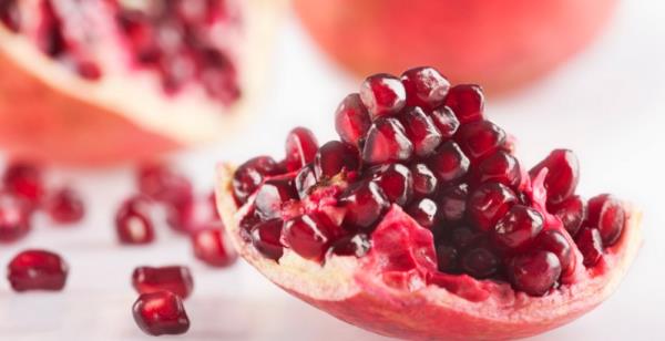 Bereketin ve bolluun sembol olarak kabul edilen narn anavatannn Kuzey Afrika, Bat Asya ve Akdeniz lkeleri olduu tahmin edilmektedir. Bugn Amerika&#8217;dan Japonya&#8217;ya Afrika&#8217;dan Kafkaslara kadar her tarafta yetitirilmektedir. Tarihi kaynaklarda, Fenikeliler ve Msrllar tarafndan byl ve kutsal olarak kabul edilen narn ayinlerde kullanld yazlmaktadr.