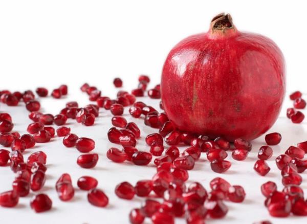 En nemli zellii ise damarlarda biriken ya paracklarn eritip yok etmesi. Bunun iin her gn bir bardak nar suyu yeterli olacaktr. Dahas narn antioksidan deposu olmas kalp hcrelerinin salkl kalmas konusunda da nemli rol oynuyor. Narn suyunu imek yerine tanelerini de yiyebilirsiniz.