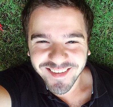 Gen oyuncu imdilerde Bayku Sanat Evinde tiyatro yapyor.