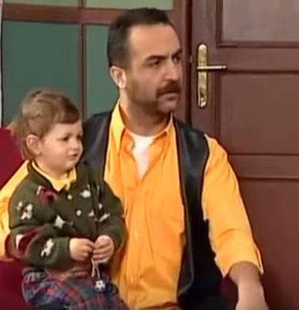 90'l yllara damga vuran Bir Demet Tiyatro'nun Jr. Mkremin'i imdilerde ngiltere'de eitim gryor...