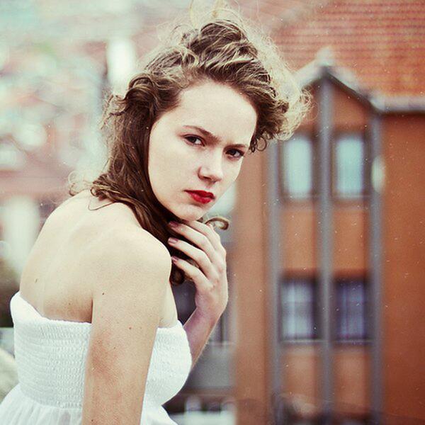 O dizide Ceren roln canlandran emiolu 16 yanda gen bir kzd. 2012 ylnda Firar isimli diziyle ilk baroln oynad.