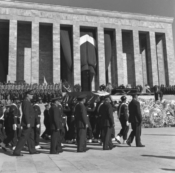 lmnn 77'inci ylnda AA Atatrk'n Antkabir'e son yolculuundan kareleri derledi.