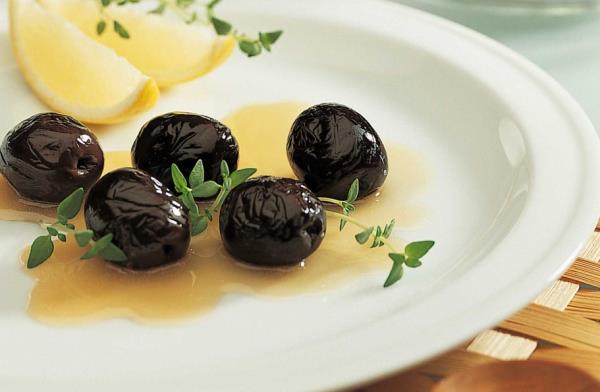 Zeytin Gz Saln Korur: Zeytin zellikle gzlerde retina salna nemli katklarda bulunur. A vitamini ierdii iin yalandka ortaya kan katarakt hastalna iyi gelir. Yalla bal gs hastalklarna yakalanma riskini azaltr.