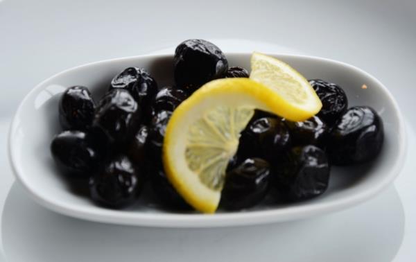 Zeytin Kilo Vermeye Yardmc Olur: Zeytine bulunan farkl doymam yalar kilo vermeye de yardmc olur. Zeytin ya tketimi ayrca ya hcreleri iin etkili bir uyarcdr. Karn yalarnn erimesine yardmc olabilir.