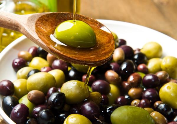 Zeytin Cilt ve Sa Saln Korur: Zeytin hidrat ierir ve ya asitleri yannda antioksidanlar asndan zengindir. Bunun dnda zengin bir E vitamini deposudur. Bu zelliinden dolay bizi cilt kanserinden korur, yumuak ve salkl ciltlerin olumasn salar.