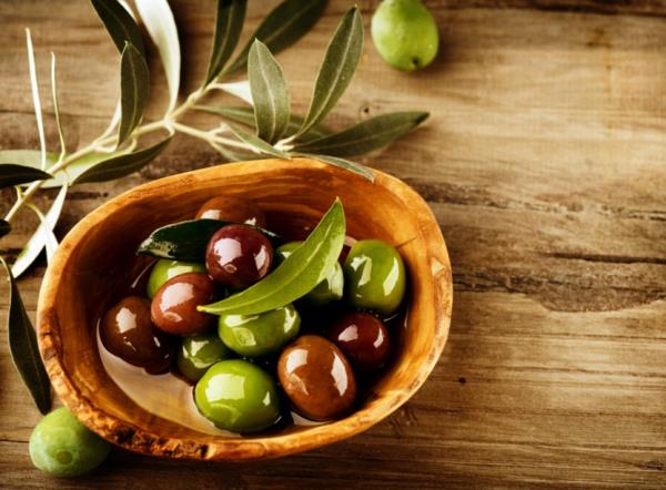 Zeytin Alerjiyi Engelleyebilir: Son zamanlarda yaplan aratrmalar zettinin alerjilere kar da etkili olduunu ortaya koymutur. Bunun dnda genel alerjik tedavilerinde de kullanlabilmektedir.