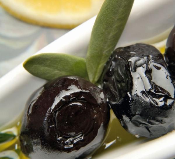 Zeytin yap damar sertliinin olumasn engelleyebilir, kolesterol seviyesini salkl seviyede tutmaya yardm olur.