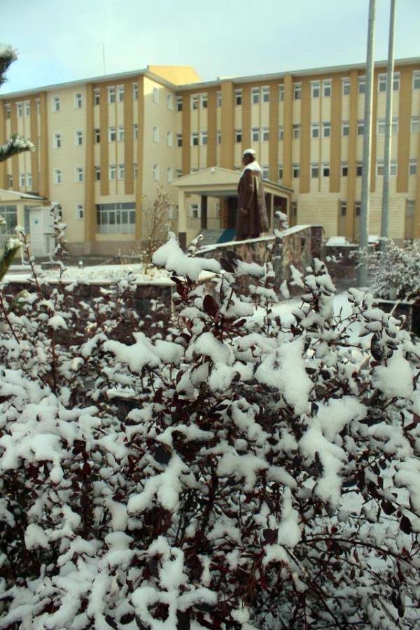 Sabah saatlerinde kar srpriziyle karlayan vatandalar, kn erken geldiini belirtti.