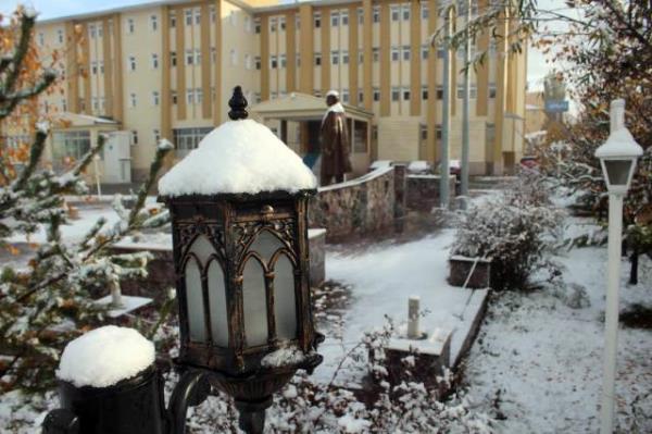 Kent merkezi ve yksek kesimlerdeki kar kalnl 3 santimetreyi buldu.