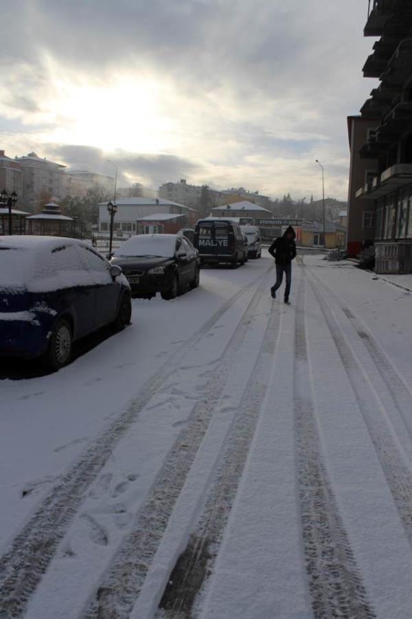 Meteoroloji Blge Mdrl'nden verilen bilgiye gre, kar ya deniz seviyesinden 1700 metre ykseklikteki tm yerleim birimleri ile dalarda grld. Hava scaklklar, kar ya ile birlikte bu kentlerde 4 derece dt.