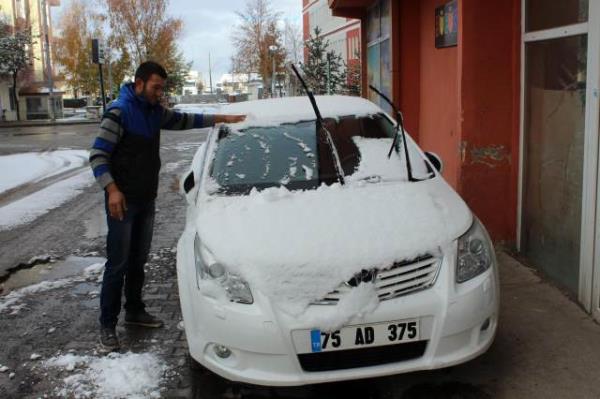 Ardahan kent merkezinde gece etkili olan souk hava, ilerleyen saatlerde kar yana neden oldu.