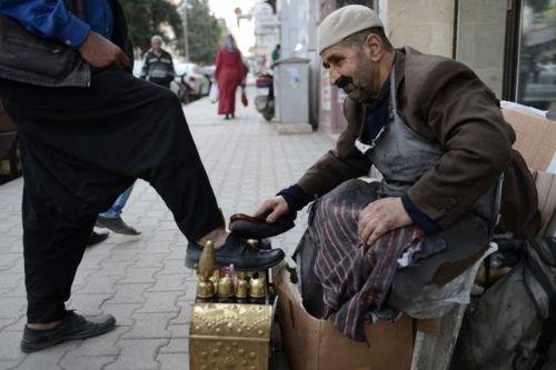 61 yandaki oyuncu, sinema sektrnde geirdii 15 yln ardndan yerletii Gaziantep'in Nizip ilesinde hayatta kalma abas veriyor.