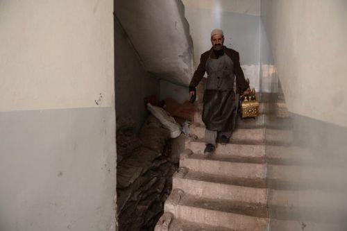 Kemal Sunal'n 'Umudumuz aban' filminde rol alan 'Artist Ahmet' lakapl Ahmet Cengiz artk sokaklarda yakkab boyacl yapyor.