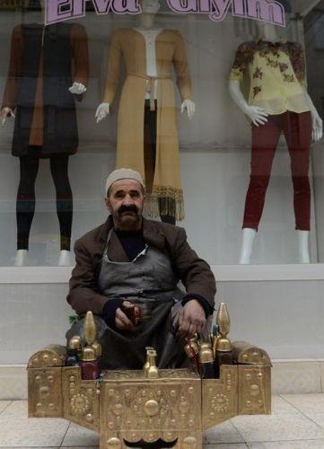 Cengiz, Yeilam gnlerini anarken ilerleyen ya ve souk hava nedeniyle artk ayakkab boyamakta zorlandn sylyor.