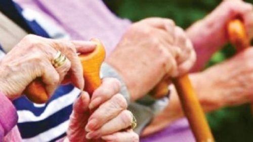 &#8217;&#8217;65 yan zerinde olup maa almaya hak kazanm btn yallar kimin yannda yaarsa yaasn maan alabilecek.65 ya maa alan yallarn maalarnda hibir kesinti,duraksama olmayacak.Bunlarn ilgili kanun deiikliini yaplacak, yallarn sorunu zlecek.&#8217;&#8217;