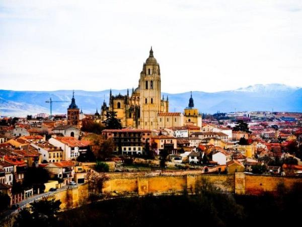 spanya'da ise 160 bin euro ve zerinde konut ve gayrimenkul alanlara spanya&#8217;da oturma izni ve AB iinde serbest seyahat ve alma olana tanyor