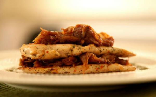 Meyve sular kullanarak etleri karamelize etmek    <br>  Krmz ya da beyaz etleri karamelize ederken, hem ierdii eker oran hem de tat vermesi nedeniyle meyve sularnn kullanm da son derece yanltr. Etlerinizin tadn olumsuz ynde etkileyecei iin karamelize ileminde doal yntemlere bavurmanz gerekir.