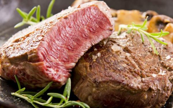 Az pimi etin zehirleyeceini dnmek  <br>  Etin pime derecelerinden olan medium veya rare derecesinde, az pimi hafif kanl etler zehirlenmeye yol amaz arkadalar. Tabii ki bu doru oranda piirmeyle de alakal bir konudur.