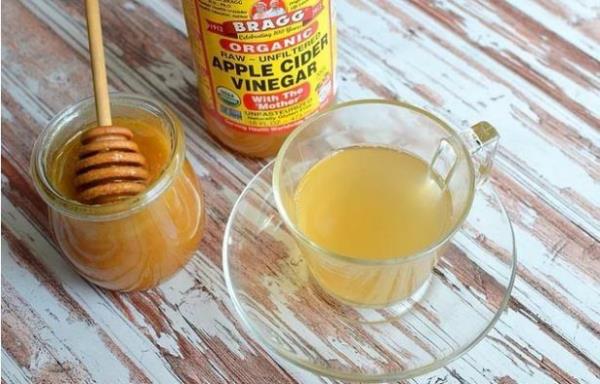 6. Bal ve elma sirkesi<br>    Sirkenin sindirimi ve mineral emilimini artran etkisiyle birlikte bu karm refls olanlar iin harika bir ilatr. Rahatlamak iin bu karm her gn tketebilirsiniz.