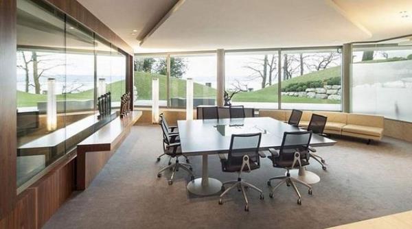 Gney Afrika kkenli SAOTA ismindeki firma tarafndan ina edilen evin ku sesleri arasnda kaybolduu, yeil ve maviyle adeta btnletii de zellikleri arasnda yer ald.