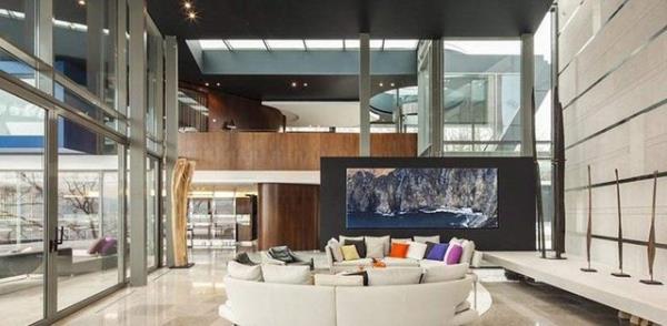 Oda saysnn tam olarak ifade edilmedii evde, 3 yatak odasnda kullancya zel banyo ve tuvaletin bulunduu bilgisi verildi.