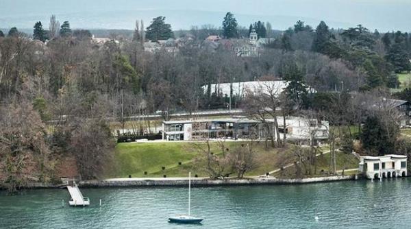 Evle ilgili olarak i iin geni bir toplant salonunun, misafir iin sinema odasnn ve katlar arasnda camdan silindir bir asansrn bulunduu da vurguland.