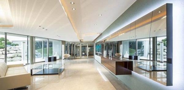 Geni bir baheye, tekne sahipleri iin iskeleye, kapal yzme havuzu, Trk hamam, SPA ve masaj salonuna sahip sper lks evin fiyatnnsa 50 milyon Sterlin (149 milyon TL) olduu akland.