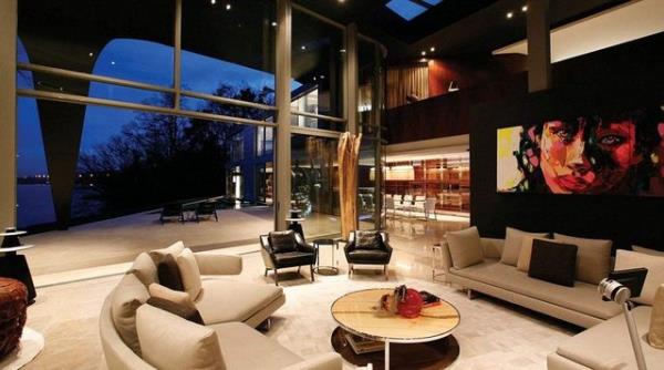 Olduka sessiz bir blgede bulunan 4 katl ve bin 300 metrekare byklndeki evin sahibi olacak kiinin, Formula-1 ampiyonu Michael Schumacher ve arkc Phil Collins ile komu olaca da belirtildi.