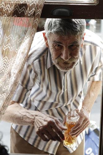 Kolonya satmay geim kayna, imeyi ise hobi haline getiren Hamet (Ercan Yazgan), Bana Masal Anlatma&#8217;da bu elenceli halleri ile seyirciyi gldrecek.