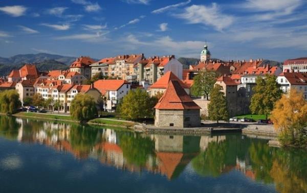 10 Slovenya<br>  Kii bana yllk asgari cret: 15.677 dolar