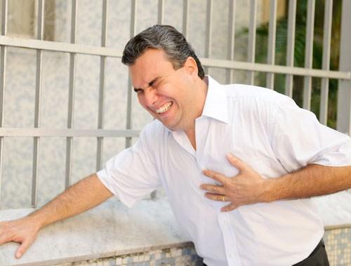 Kalp krizi annda ksrk ve nefes nemlidir.  <br>  -Her iki saniyede bir derin nefes aln. Ardndan ksrn. Bunu yardm gelene dek yada kalp atlarnz tekrar normale dnene kadar srekli yapn.