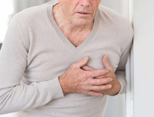 NEFES DARLII<br>    Aniden balayan, bunalt halinin elik ettii ve yrtmeyen nefes darl zellikle risk grubundaki kadn ve erkeklerde kalp krizine iaret edebiliyor. Daha nceleri var olan ve zellikle eforla tetiklenen nefes darlnda belirgin ktleme olmas da kalp krizi belirtisi olabiliyor.