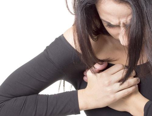 ARPINTI<br>    Kalp krizinde gelien arpnt genelde ani balangl oluyor. Dier belirtiler de ounlukla arpntyla birlikte geliiyor. arpnt ikayeti kadnlarda erkeklere nazaran 4 kat daha fazla geliiyor.  <br>  zellikle sabahn ilk klarna doru olan srede kalp krizi riski artyor.