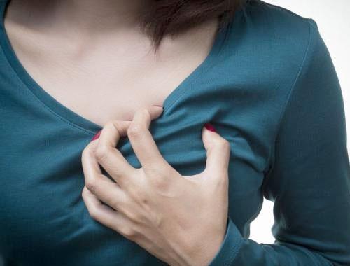 SOUK TER DKMEK  <br>  Kalp krizinde souk terleme sklkla grlen belirtilerden. Genelde dier bulgulara elik ediyor. Ani balayan nefes darl ve yorgunlua elik eden souk terlemeleri kalp krizinin habercisi olabiliyor. Terleme belirtisi kadnlarda erkeklere oranla 2 kat daha fazla gzleniyor ve zellikle kalbin alt tarafn tutan krizlerde daha belirgin oluyor.