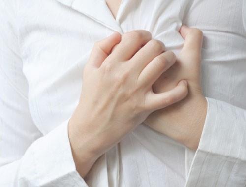 KADINLARDA BU BELRTLERE DKKAT  <br>  Kalp krizinin deimez belirtisi olan gs ars kadnlarda kendisini farkl blgelerde gsterebiliyor. Boyun ve ene ars, sol kol ve srt arsna srt ars ekleniyorsa kalp krizi akla gelmeli. Srt ars kadnlarda erkeklerden 3 kat fazla grlyor. Ayrca kadnlar tipik ar yerine gs ve srtta sknt hissi, dmlenme hissi, arlk hissi, yanma hissi de yaayabiliyor.