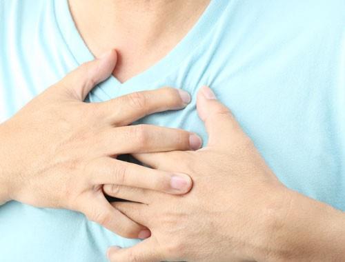 YORGUNLUK VE BTKNLK<br>    Yorgunluk ve bitkinlik hali ska tarif edilen, kalp krizine elik eden ikayetlerden birini oluturuyor. Genellikle nefes darlyla birlikte grlyor. Hasta dar kmaktan, hareket edip, i yapmaktan kanr hale geliyor. Bu belirtiye kadnlarda erkeklere oranla 2 kat daha fazla gzleniyor.