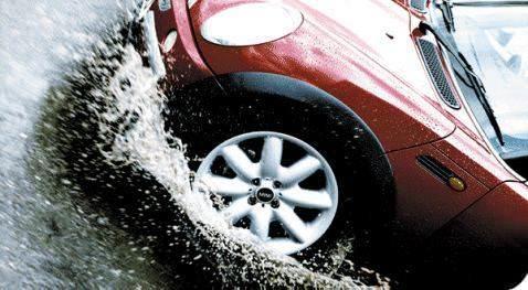 Lastikler, otomobille zemin arasnda bir ba kurduu iin lastik hava basnc otomobilin sr zelliklerini belirleyen en nemli etkendir. zelikle dk hava basnc, lastiin yuvarlanma direncini arttrr. Dk hava ile dnmekte zorlanan lastikler, motorun almasn, direksiyon tepkilerini ve fren mesafesini uzatr. Dk hava basncna sahip lastikler; aktarma organlarn ve motoru zorlayarak, yakt tketimini yzde 20'ye varan oranlarda arttrr.