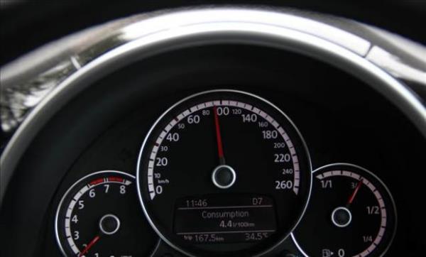 Bir otomobilin yakt tketiminde optimum deeri yakalamas, frenleme annda gvenli durmas ve srcnn hareket yeteneini kaybetmemesi iin 90 km/s ideal bir hzdr. Otomobil 90 km/s'nin zerine ktnda yakt tketimi katlanarak artarken srcnn arac sabit hzla kullanmamas tketimi ykseltir.