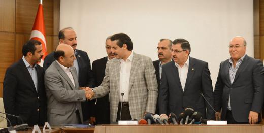 Hkmetle memurlar arasndaki topluszleme grmelerinde anlama saland. 2.6 milyon memurla 1 milyon 900 bin memur emeklisinin taban aylna Ocak 2014&#8217;te 175 liralk zam verilecek. 2015 ylnda ise yzde 3 art 3 zamla birlikte enflasyon fark denecek. En dk memur maa 2014 ylnda 2 bin 10 liraya ykselecek.