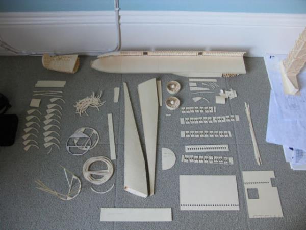 Luca Iaconi-Stewart, sadece karton dosya ve kat paralarn kullanarak mkemmel bir Boeing 777 kopyas yapt.