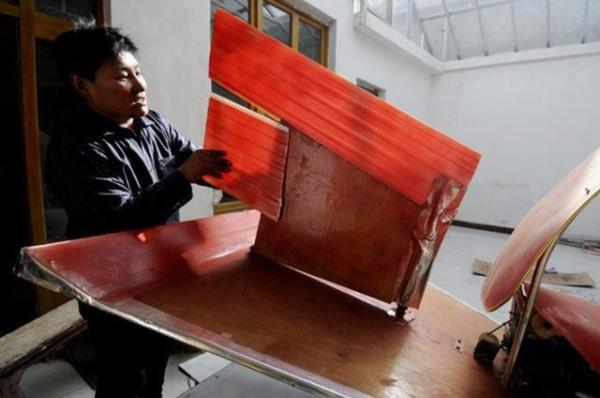 Zhang, okulunu brakp ahap ve plastik malzemelerle motosiklet etrafnda bir uak inaa etmek istedi.